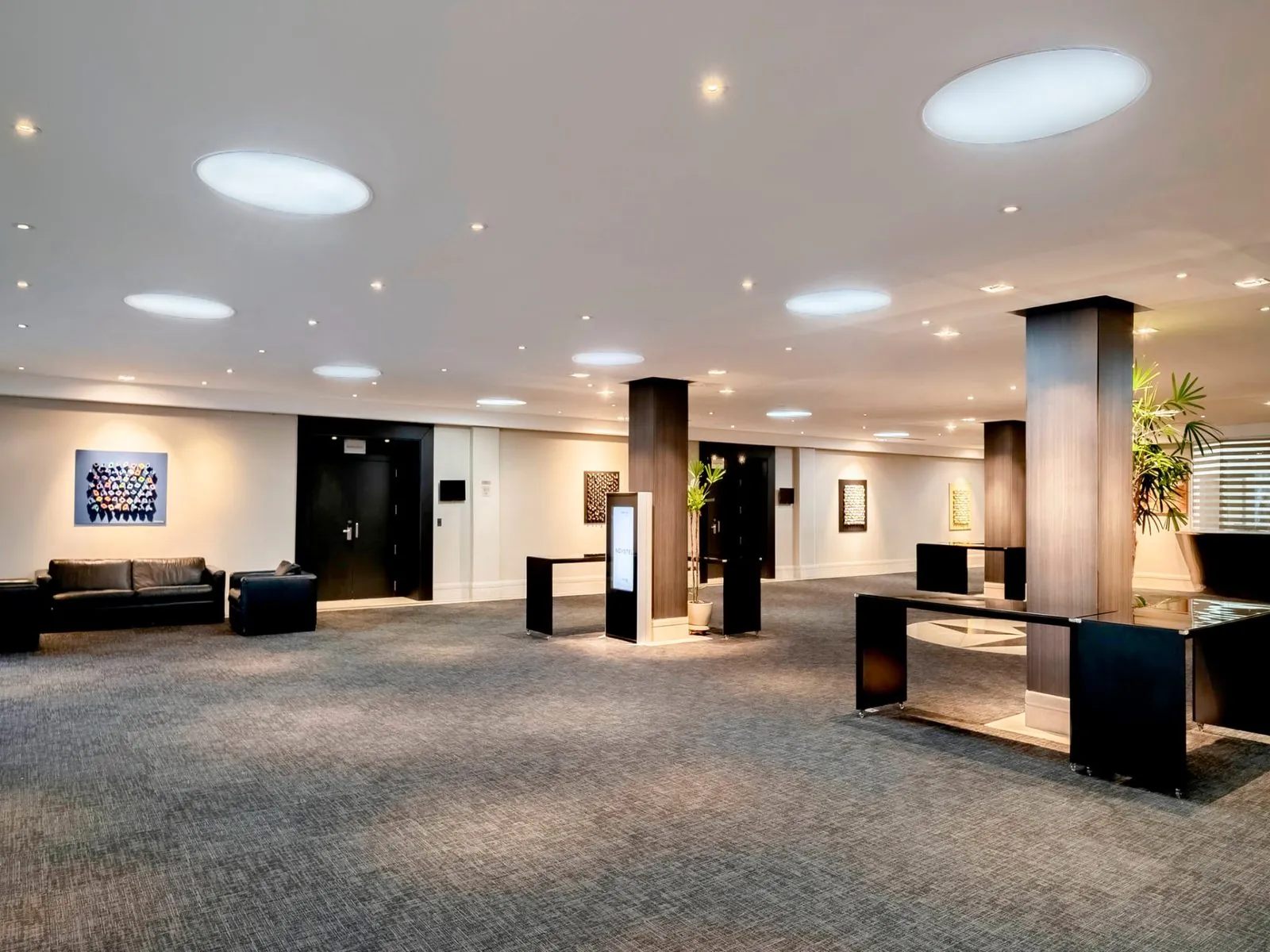 Open lobby and reception area at Novotel São Paulo Center Norte